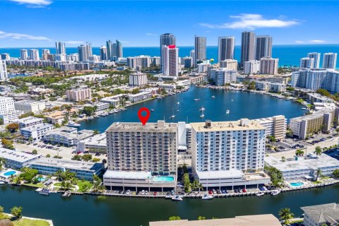Copropriété à vendre à Hallandale Beach, Floride: 2 chambres, 107.02 m2 № 2090414 - photo 2