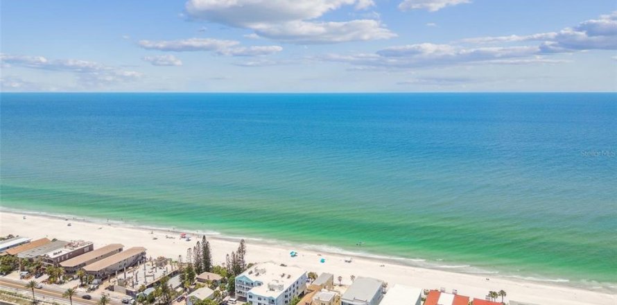 House in Indian Rocks Beach, Florida 8 bedrooms, 762.91 sq.m. № 1792361