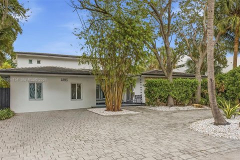 Casa en venta en North Miami, Florida, 5 dormitorios, 345.13 m2 № 2011598 - foto 9