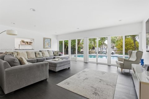 Casa en venta en North Miami, Florida, 5 dormitorios, 345.13 m2 № 2011598 - foto 26