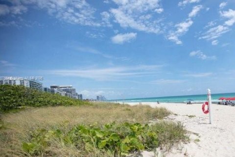 Condo in Miami Beach, Florida, 1 bedroom  № 1704329 - photo 1