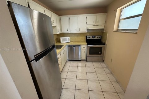 Condo in Miami Beach, Florida, 1 bedroom  № 1704329 - photo 17
