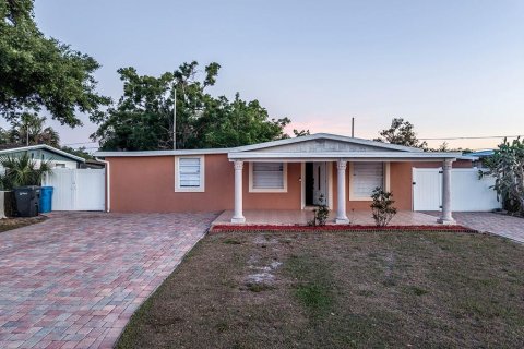 House in Tampa, Florida 3 bedrooms, 138.05 sq.m. № 2100370