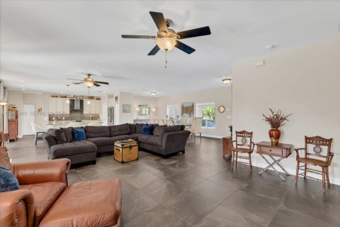 Casa en venta en Homestead, Florida, 4 dormitorios, 221.39 m2 № 2002536 - foto 6