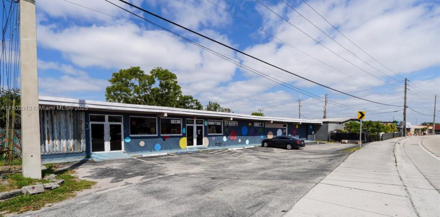 Commercial property in Oakland Park, Florida № 1689487