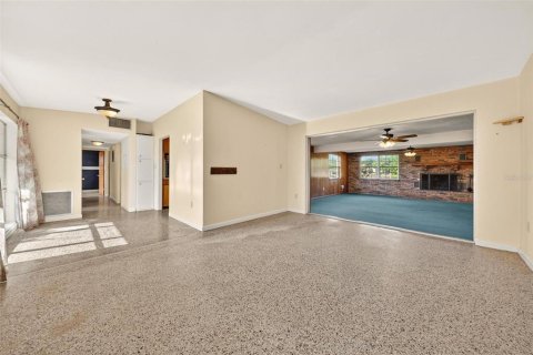 Casa en venta en Eustis, Florida, 4 dormitorios, 278.52 m2 № 2214008 - foto 2
