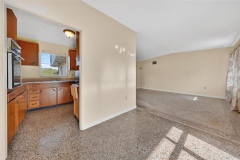 Casa en venta en Eustis, Florida, 4 dormitorios, 278.52 m2 № 2214008 - foto 6