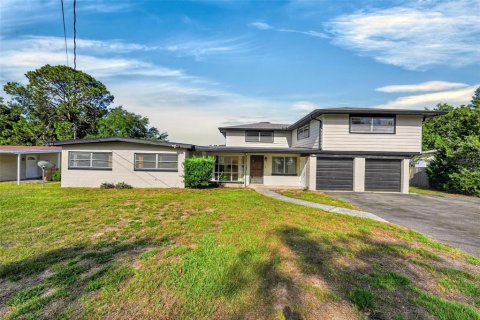 House in Eustis, Florida 4 bedrooms, 278.52 sq.m. № 2214008