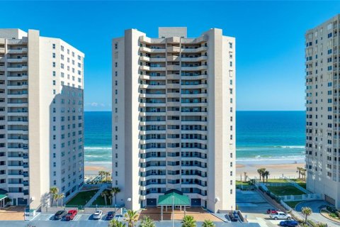 Condo in Daytona Beach, Florida, 3 bedrooms № 2115541 - photo 2