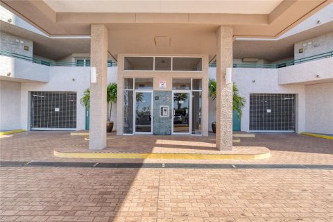 Condo in Daytona Beach, Florida, 3 bedrooms № 2115541 - photo 3