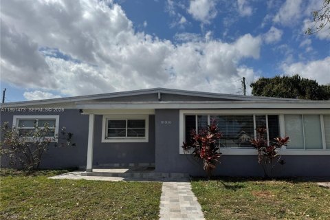 House in Miami Gardens, Florida 6 bedrooms, 227.7 sq.m. № 1944618 - photo 10