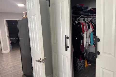 House in Miami Gardens, Florida 6 bedrooms, 227.7 sq.m. № 1944618 - photo 6