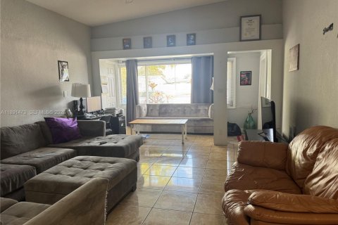 House in Miami Gardens, Florida 6 bedrooms, 227.7 sq.m. № 1944618 - photo 3