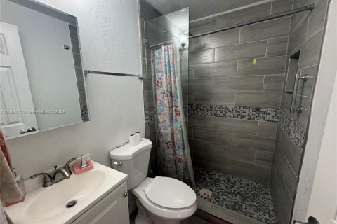 House in Miami Gardens, Florida 6 bedrooms, 227.7 sq.m. № 1944618 - photo 5