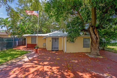 Commercial property in Miami, Florida 204.94 sq.m. № 1857581 - photo 4