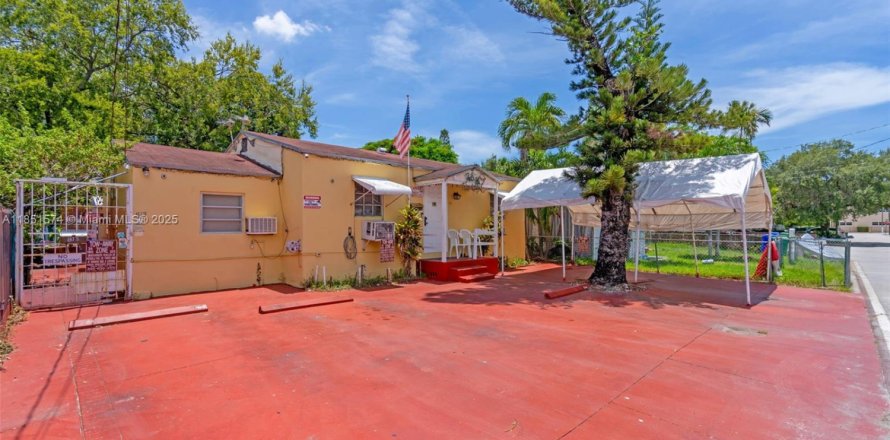Commercial property in Miami, Florida 204.94 sq.m. № 1857581