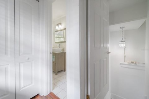 House in Tampa, Florida 4 bedrooms, 201.04 sq.m. № 1917529 - photo 30