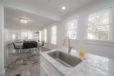 House in Tampa, Florida 4 bedrooms, 201.04 sq.m. № 1917529 - photo 12