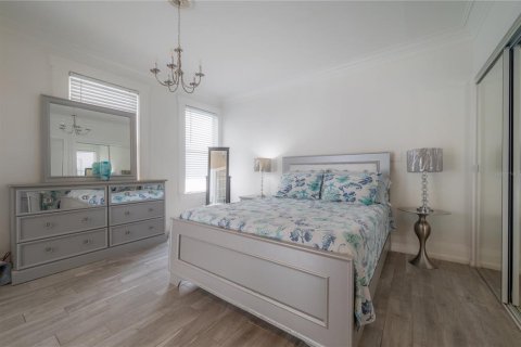 House in Tampa, Florida 4 bedrooms, 201.04 sq.m. № 1917529 - photo 25