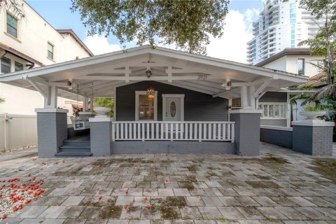 House in Tampa, Florida 4 bedrooms, 201.04 sq.m. № 1917529 - photo 1