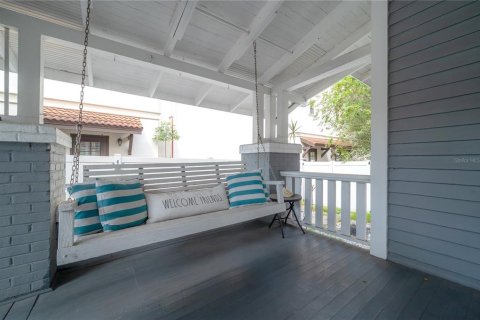 House in Tampa, Florida 4 bedrooms, 201.04 sq.m. № 1917529 - photo 4