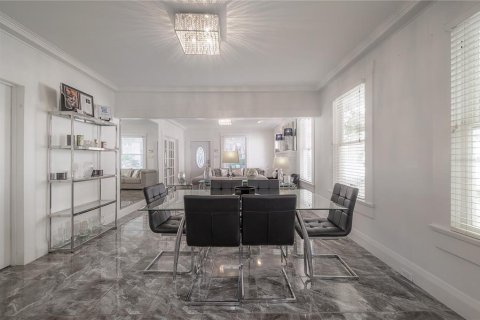 House in Tampa, Florida 4 bedrooms, 201.04 sq.m. № 1917529 - photo 9