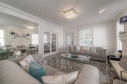 House in Tampa, Florida 4 bedrooms, 201.04 sq.m. № 1917529 - photo 15