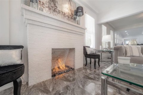 House in Tampa, Florida 4 bedrooms, 201.04 sq.m. № 1917529 - photo 7
