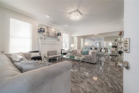 House in Tampa, Florida 4 bedrooms, 201.04 sq.m. № 1917529 - photo 5