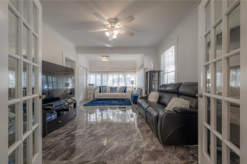 House in Tampa, Florida 4 bedrooms, 201.04 sq.m. № 1917529 - photo 16