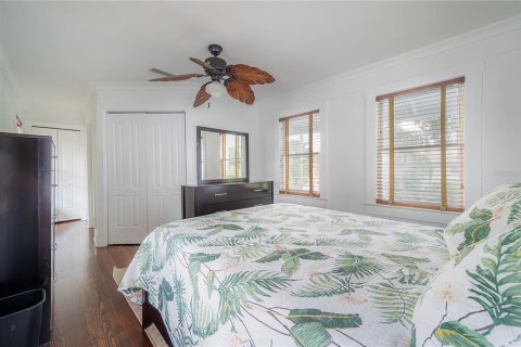House in Tampa, Florida 4 bedrooms, 201.04 sq.m. № 1917529 - photo 29