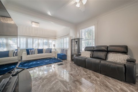 House in Tampa, Florida 4 bedrooms, 201.04 sq.m. № 1917529 - photo 17