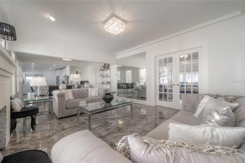 House in Tampa, Florida 4 bedrooms, 201.04 sq.m. № 1917529 - photo 8