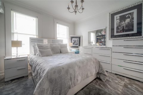 House in Tampa, Florida 4 bedrooms, 201.04 sq.m. № 1917529 - photo 18