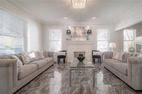 House in Tampa, Florida 4 bedrooms, 201.04 sq.m. № 1917529 - photo 6