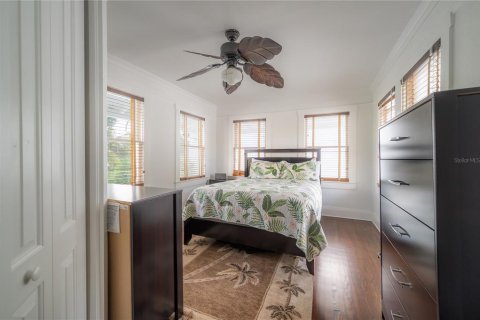 House in Tampa, Florida 4 bedrooms, 201.04 sq.m. № 1917529 - photo 28