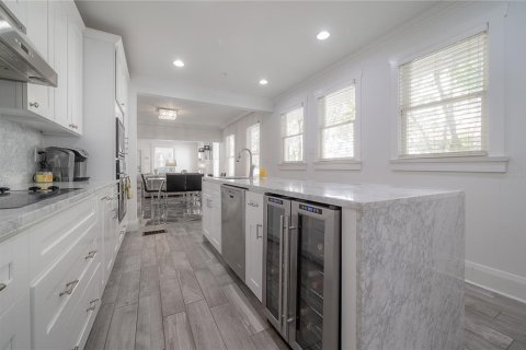 House in Tampa, Florida 4 bedrooms, 201.04 sq.m. № 1917529 - photo 14