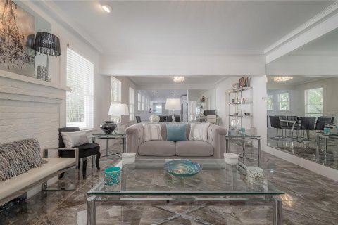 House in Tampa, Florida 4 bedrooms, 201.04 sq.m. № 1917529 - photo 10