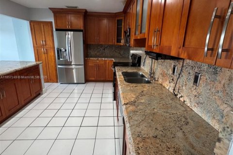 Снять в аренду кондоминиум в Майами, Флорида 3 спальни, 159.05м2, № 2034469 - фото 4