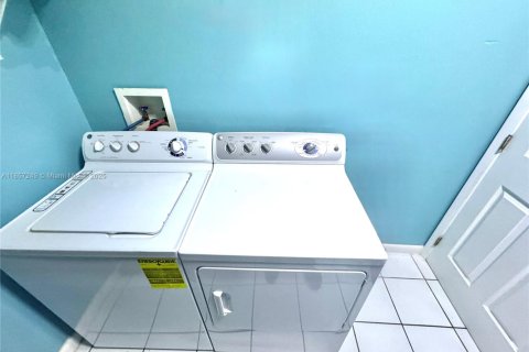 Снять в аренду кондоминиум в Майами, Флорида 3 спальни, 159.05м2, № 2034469 - фото 23