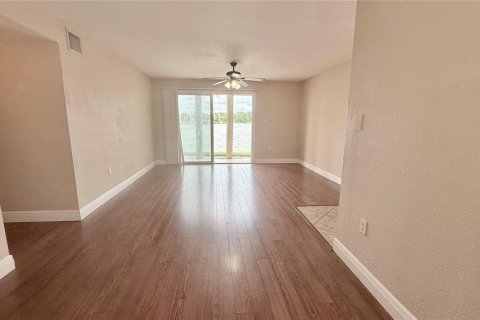 Condo in Altamonte Springs, Florida, 2 bedrooms  № 2208439 - photo 16