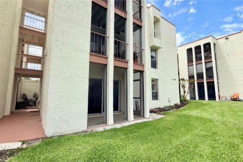 Condo in Altamonte Springs, Florida, 2 bedrooms  № 2208439 - photo 19