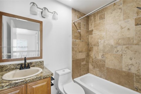House in Hollywood, Florida 3 bedrooms, 156.35 sq.m. № 1952862 - photo 17