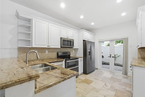 House in Hollywood, Florida 3 bedrooms, 156.35 sq.m. № 1952862 - photo 12