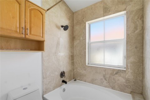 House in Hollywood, Florida 3 bedrooms, 156.35 sq.m. № 1952862 - photo 18