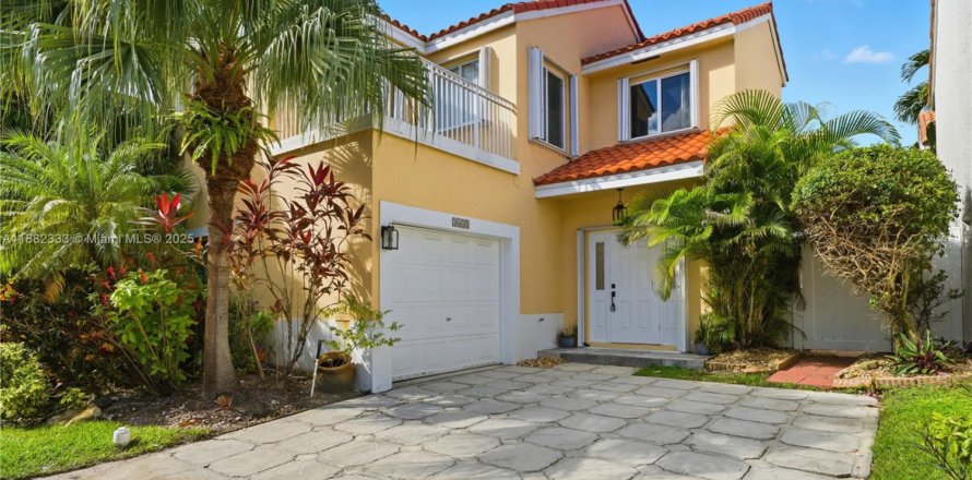 House in Hollywood, Florida 3 bedrooms, 156.35 sq.m. № 1952862