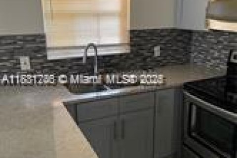 House in West Palm Beach, Florida 3 bedrooms, 167.22 sq.m. № 1924711 - photo 9