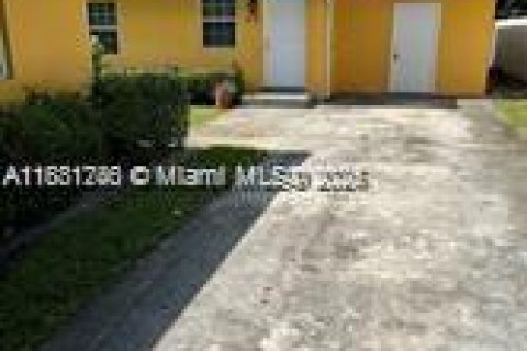 House in West Palm Beach, Florida 3 bedrooms, 167.22 sq.m. № 1924711 - photo 1