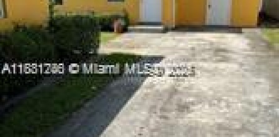 House in West Palm Beach, Florida 3 bedrooms, 167.22 sq.m. № 1924711