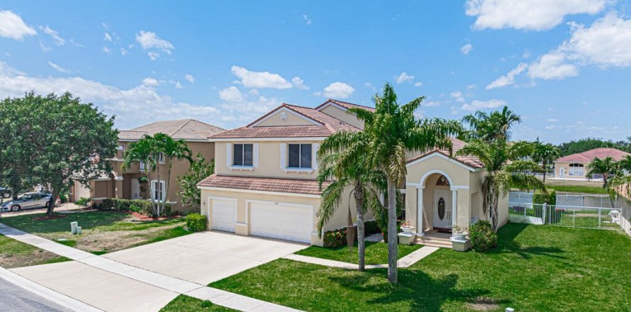 House in Lake Worth, Florida 5 bedrooms, 268.67 sq.m. № 1177309